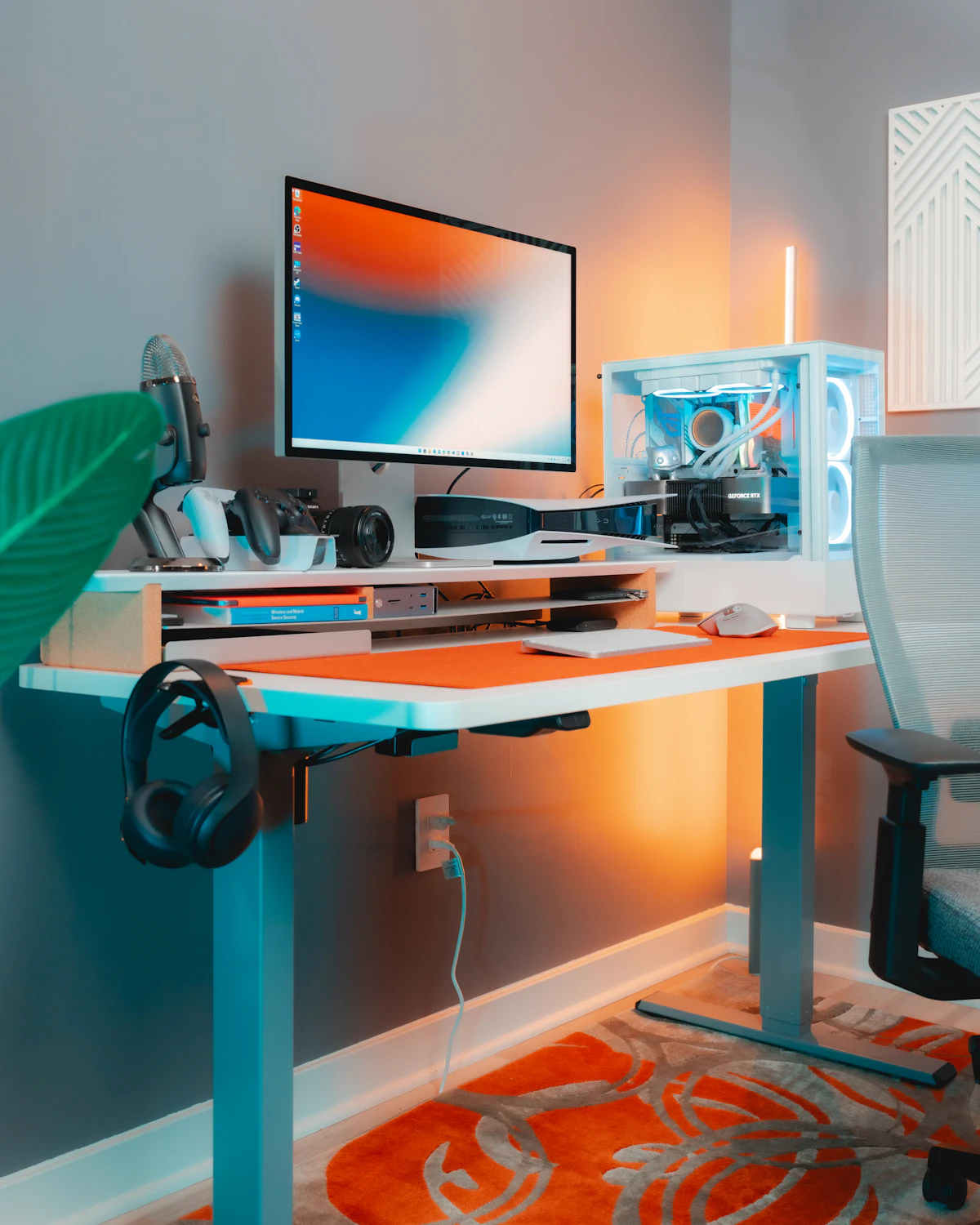 Meja gaming dengan monitor, keyboard, dan mouse